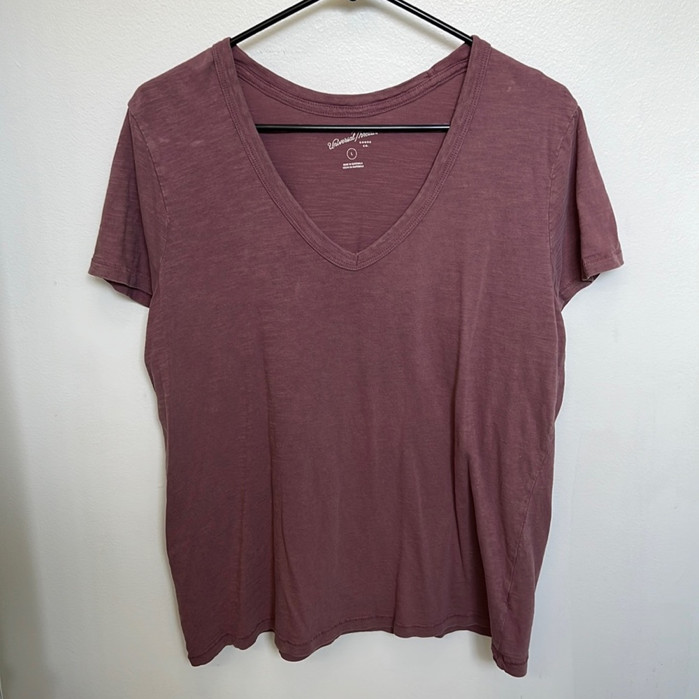 Universal thread V neck T-shirt bundle. Size M/L.